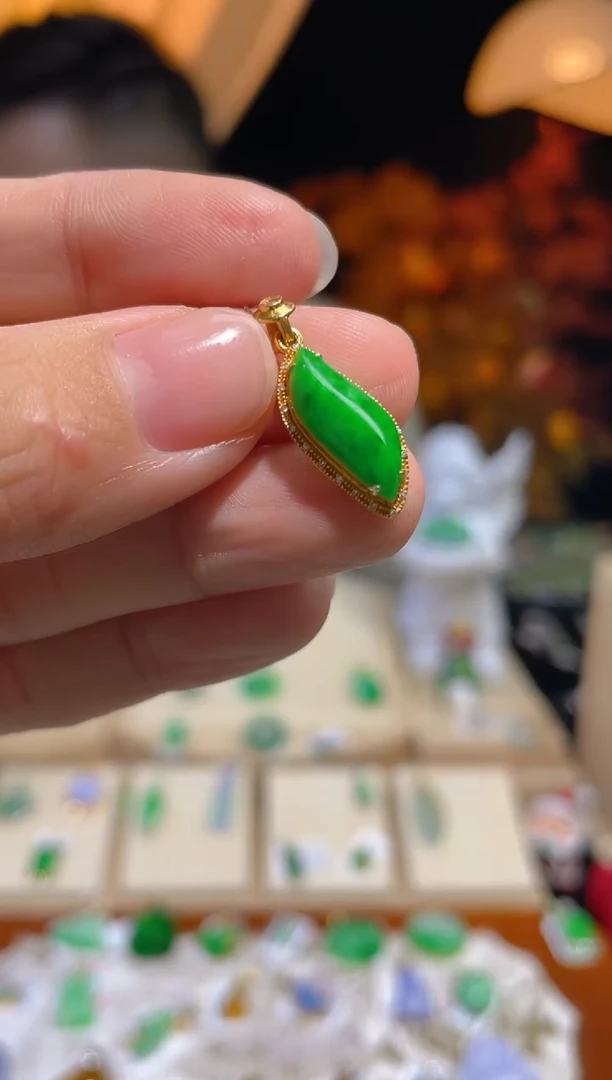 【闪购商品】翡翠颈饰18K金镶嵌假一赔三