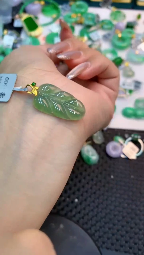 颈饰18K金镶嵌翡翠1