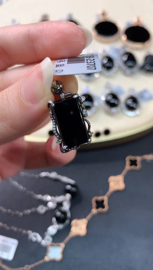 【闪购商品】翡翠吊坠(不含链)18K金镶嵌A705|2800