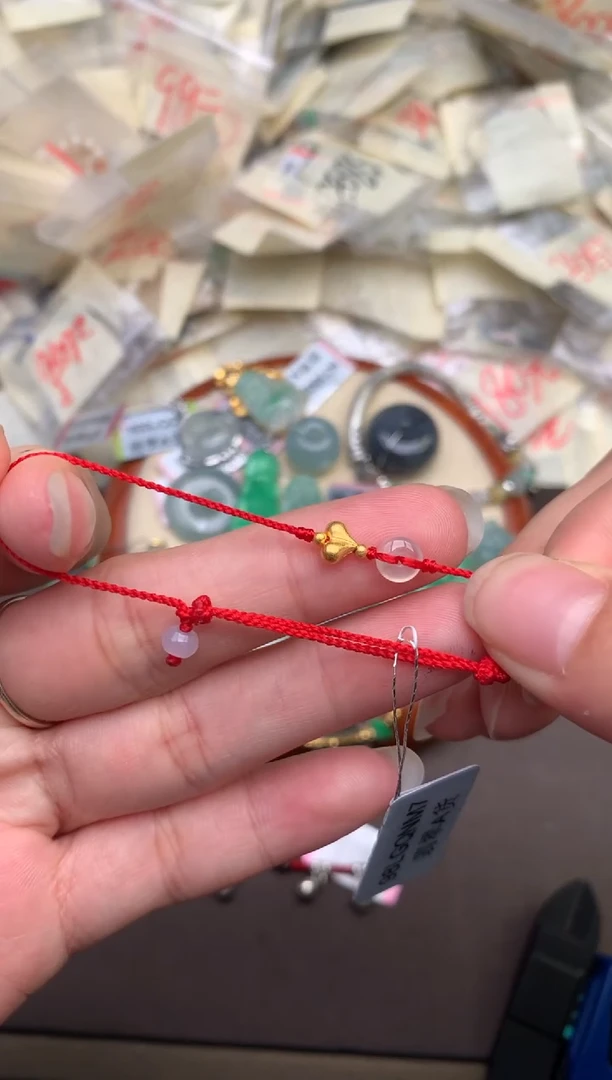 翡翠挂件未镶嵌  —