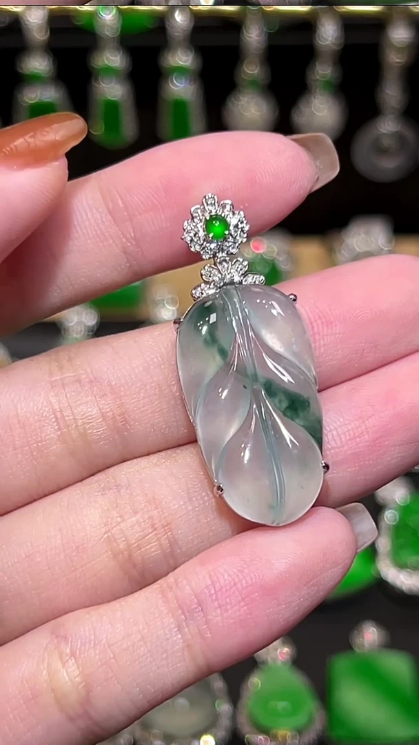 颈饰18K金镶嵌翡翠吊坠