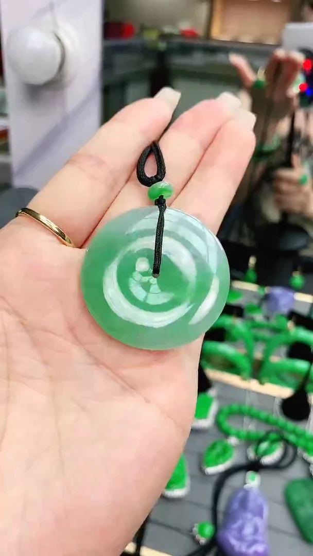 颈饰未镶嵌翡翠赠礼盒证书