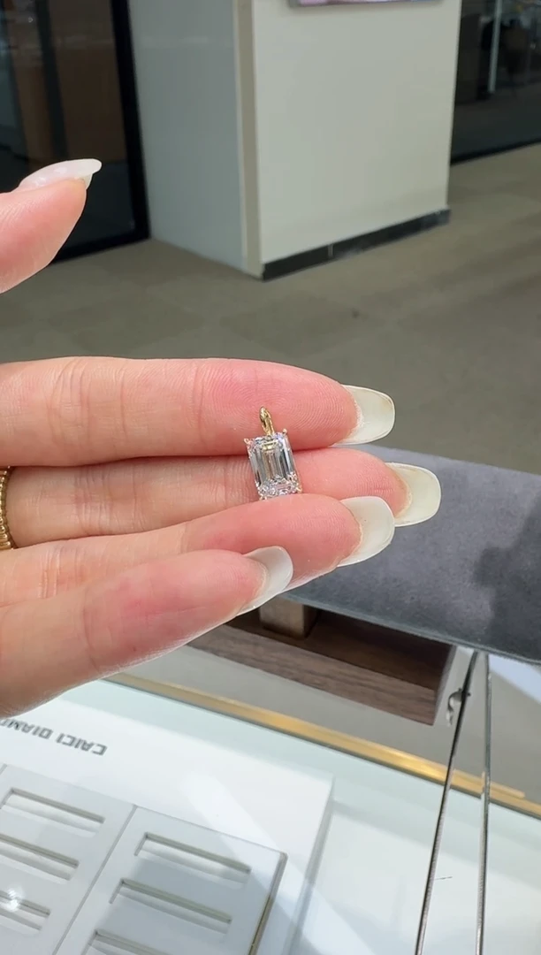 18K金镶嵌颈饰实验室培育钻石1.7克拉祖母切冰糖吊坠K黄