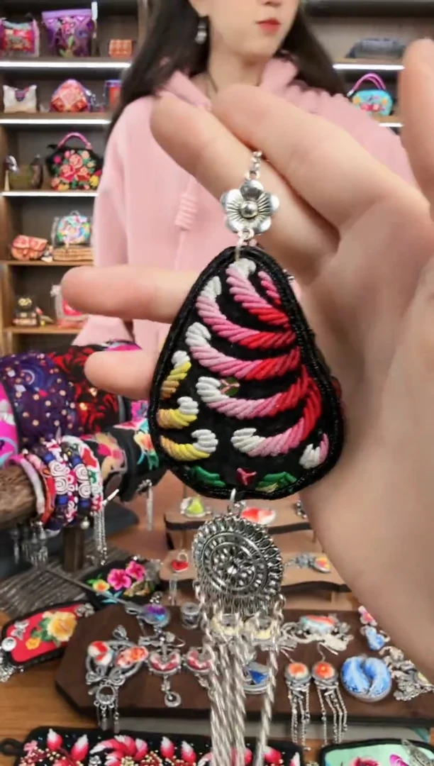 【闪购商品】织绣15蒙阿苏苗绣传承