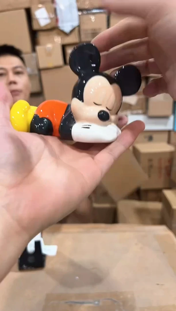瓷片米奇趴着存钱罐