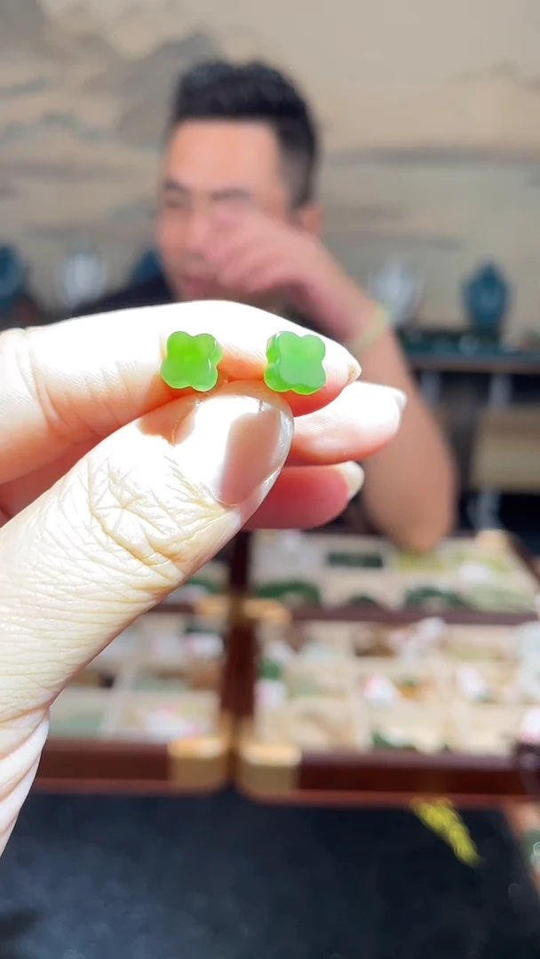 18K金镶嵌戒指和田玉四叶草