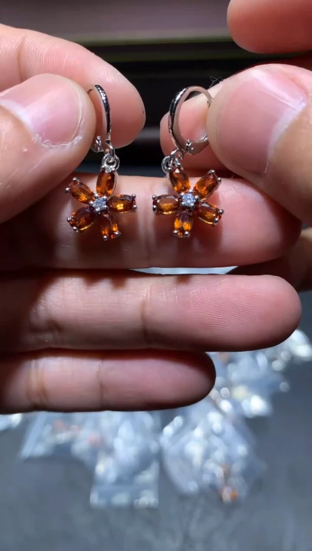 【闪购商品】石榴石(芬达石)耳饰未镶嵌G83