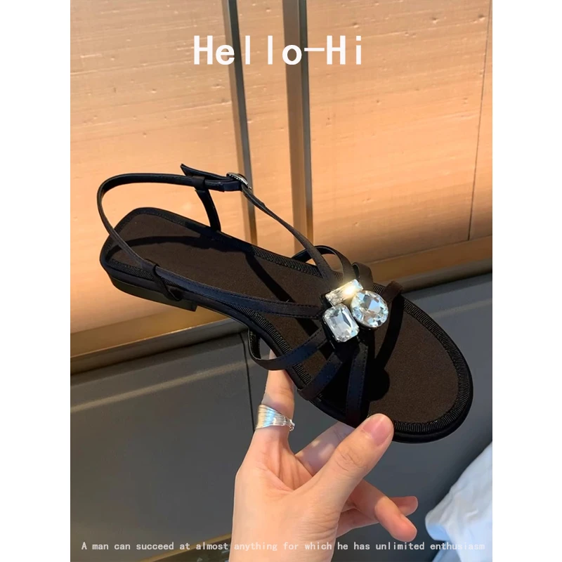 羊皮版~清冷感宝石扣露趾一字带凉鞋女夏季水钻细带平底猪笼凉鞋