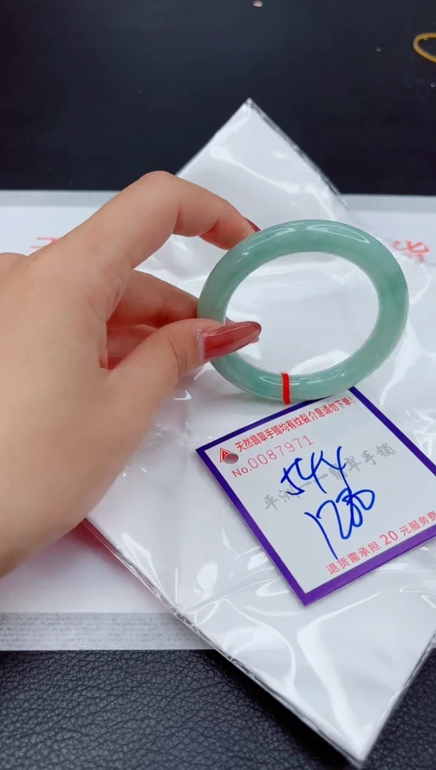 翡翠手镯未镶嵌1