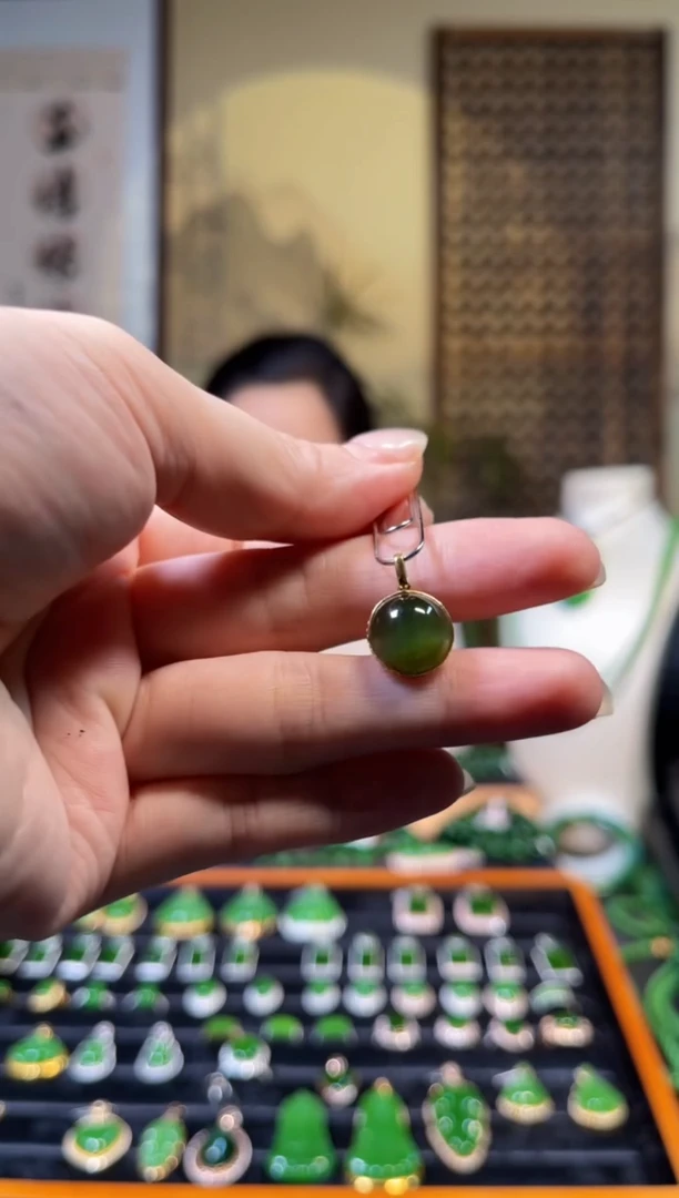 颈饰18K金镶嵌和田玉（碧玉）金猫蛋面小圆牌