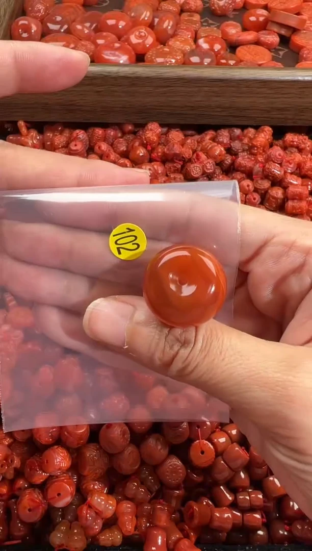 南红玛瑙未镶嵌颈饰1