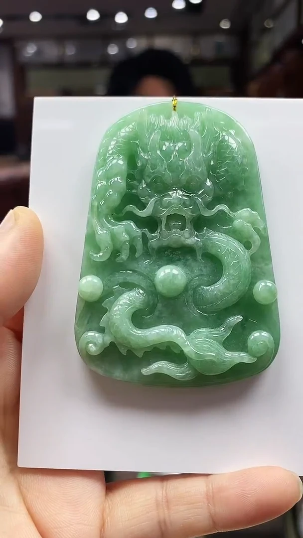 颈饰未镶嵌翡翠龙牌