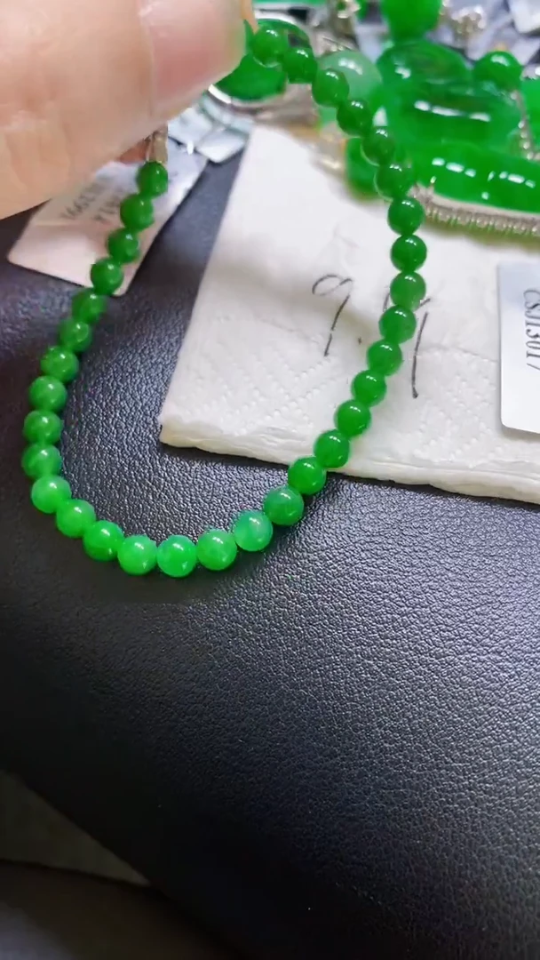 颈饰18K金镶嵌翡翠V****n手串