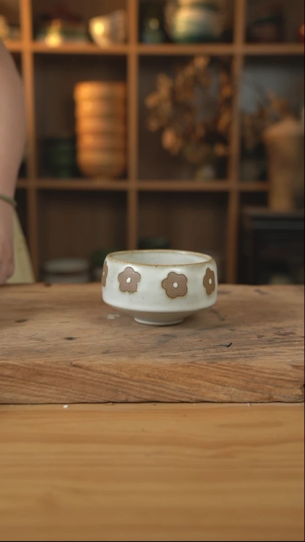 白色雕刻小花的钵钵米饭碗