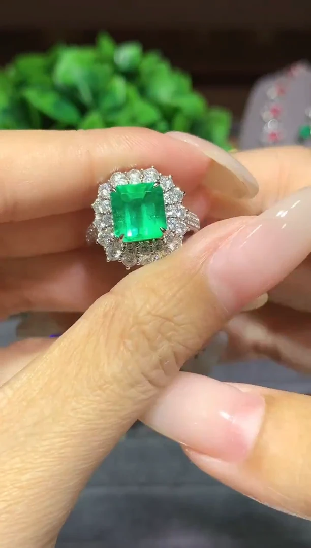 18K金镶嵌戒指祖母绿2.68ct