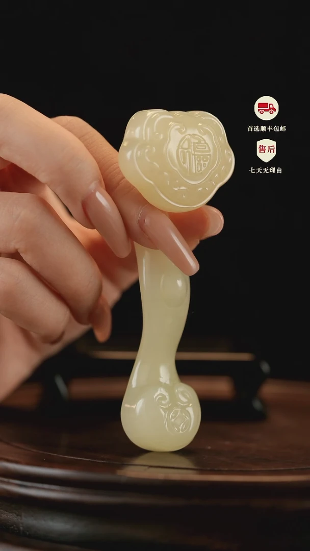 云南石竹叶青雕刻：福禄如意手把件