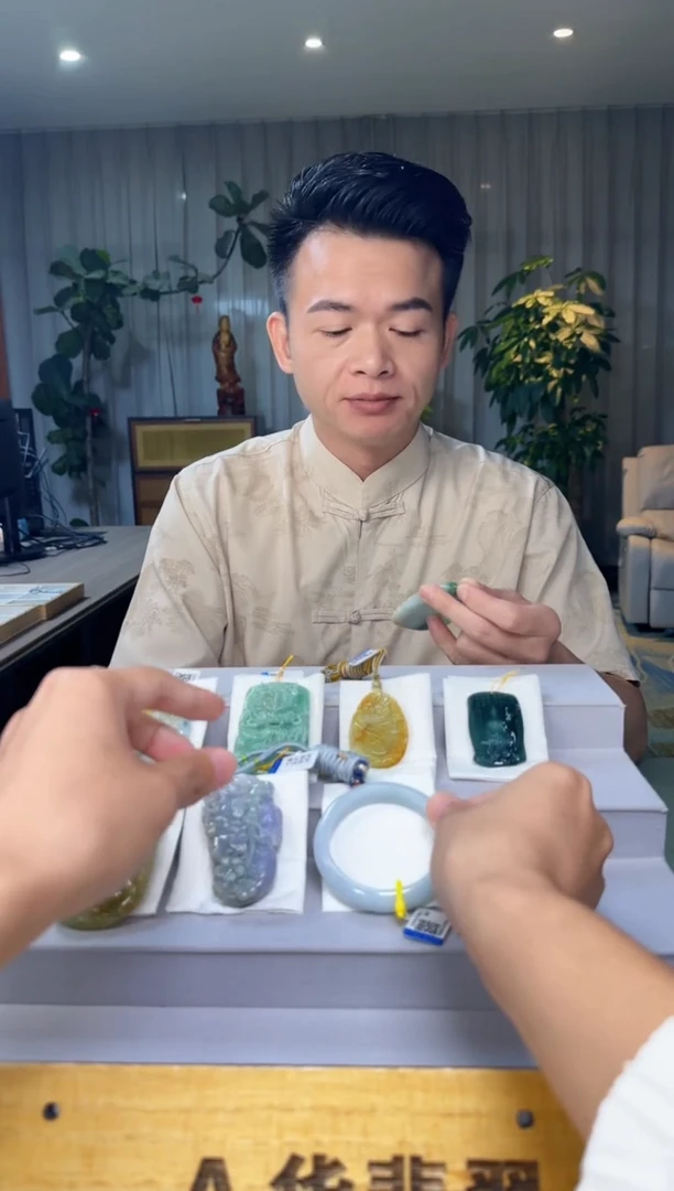 颈饰未镶嵌翡翠美***逼AR@@