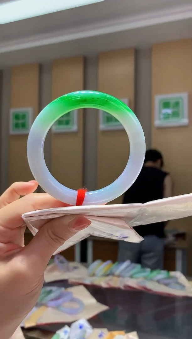 翡翠手镯未镶嵌-Q66 圈口55.7