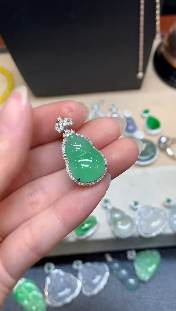 颈饰18K金镶嵌翡翠葫芦【无服务费