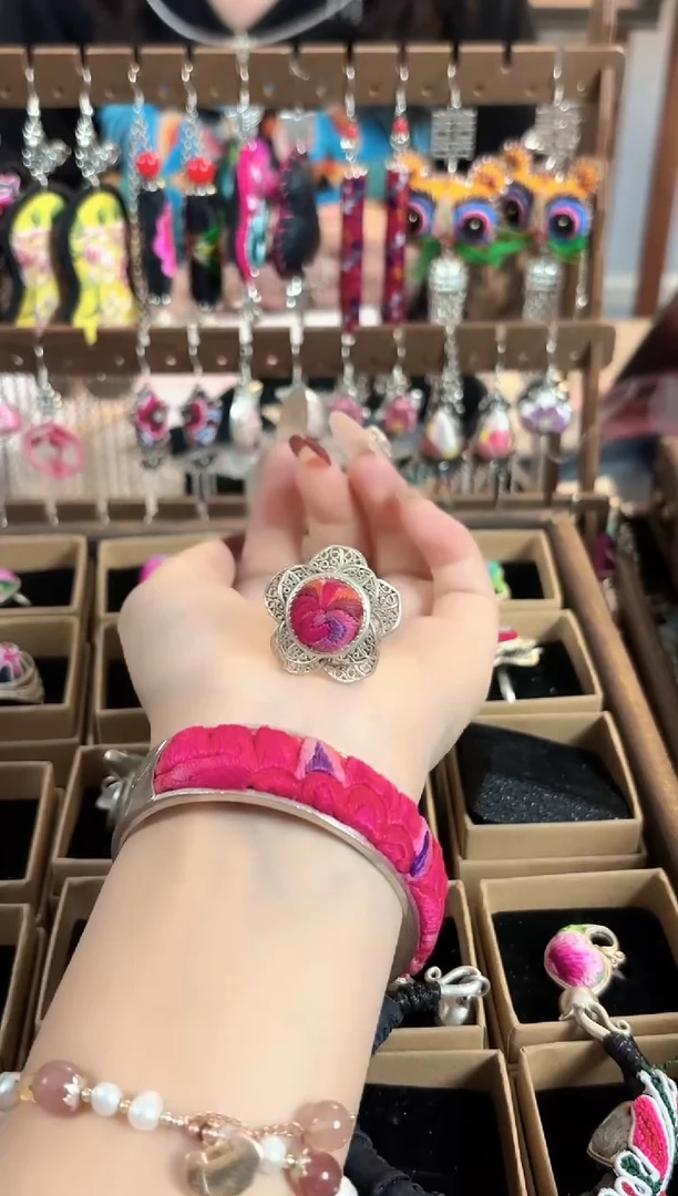 织绣彩云南阁非遗老绣饰品114