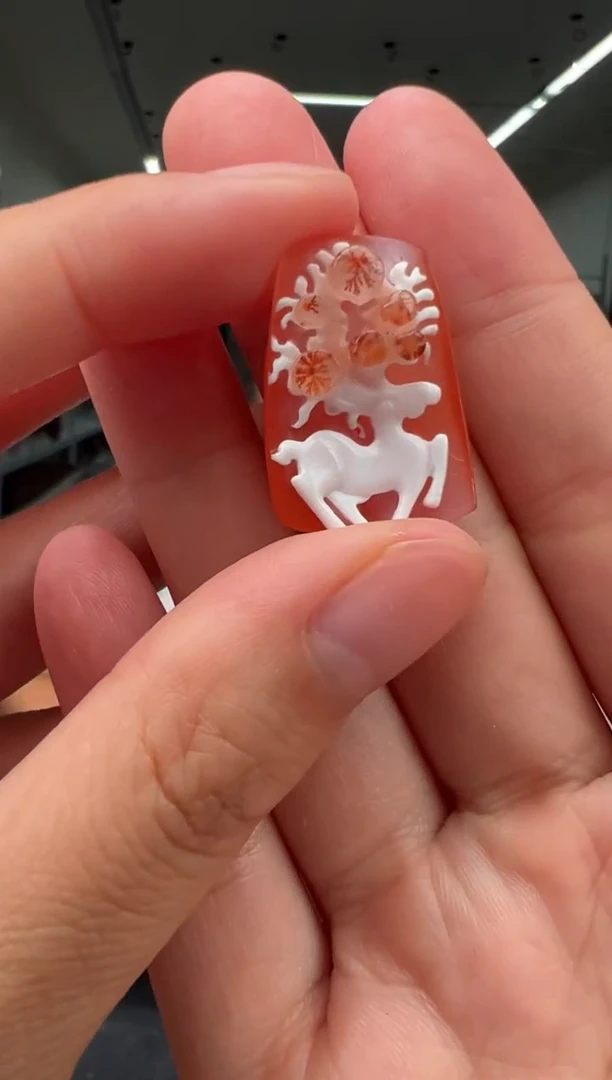南红玛瑙未镶嵌挂件小鹿
