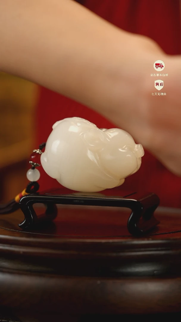 云南石荔枝白雕刻：纳福飞猪手把件摆件