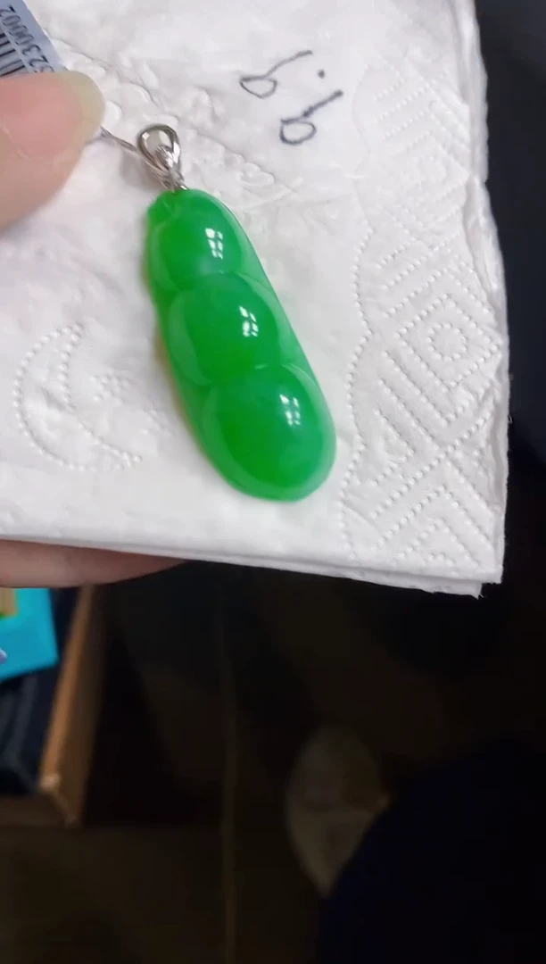 翡翠18K金镶嵌颈饰豆