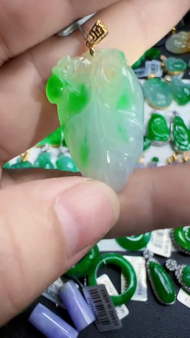颈饰18K金镶嵌翡翠吊坠