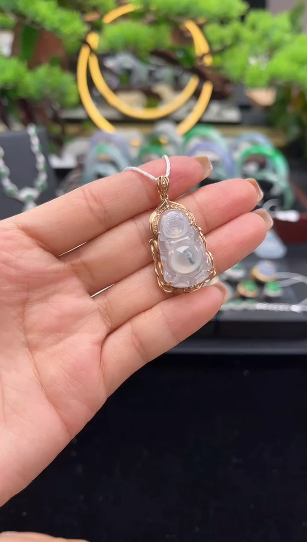 颈饰18K金镶嵌翡翠吊坠