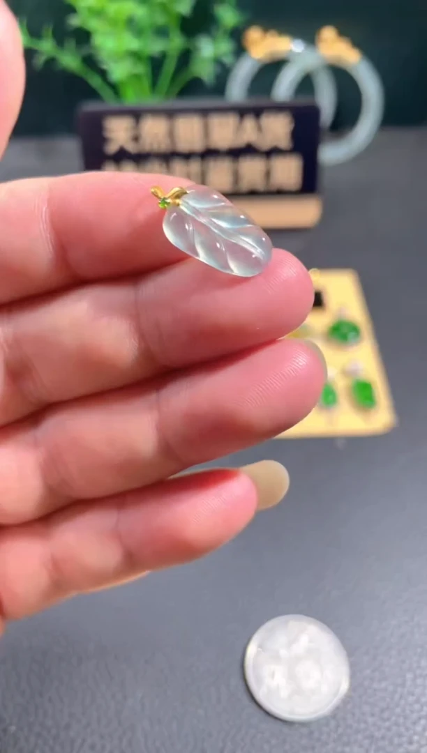 翡翠18K金镶嵌颈饰翡翠