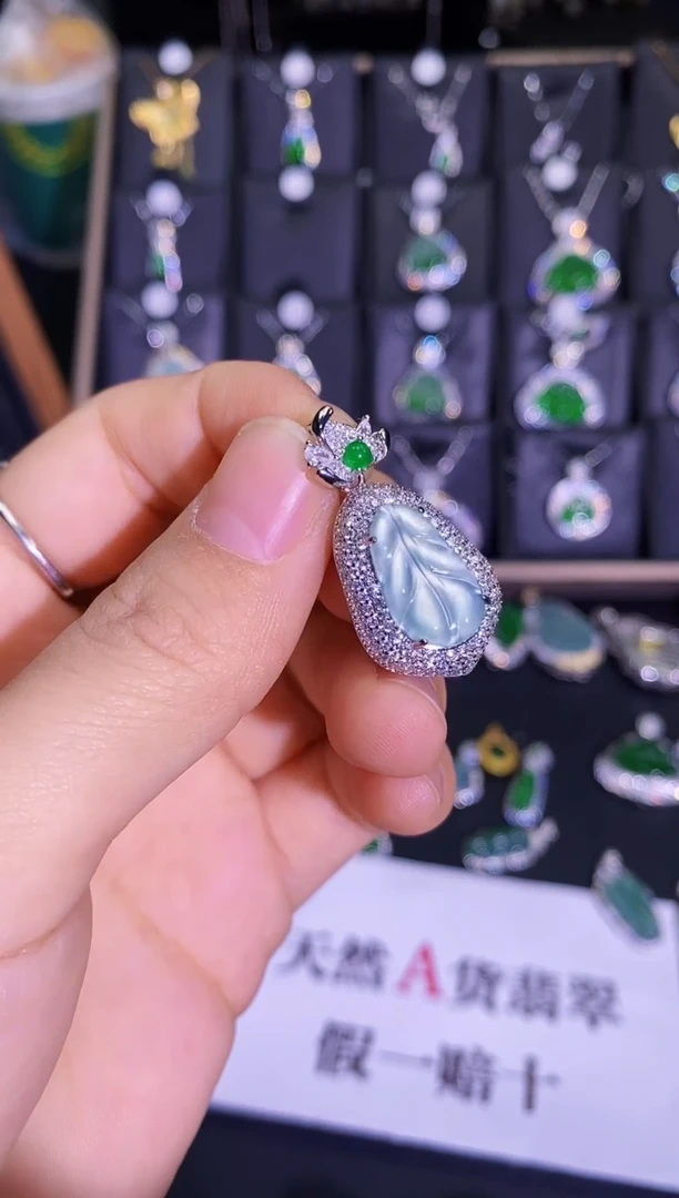 【闪购商品】翡翠颈饰未镶嵌芭蕉叶