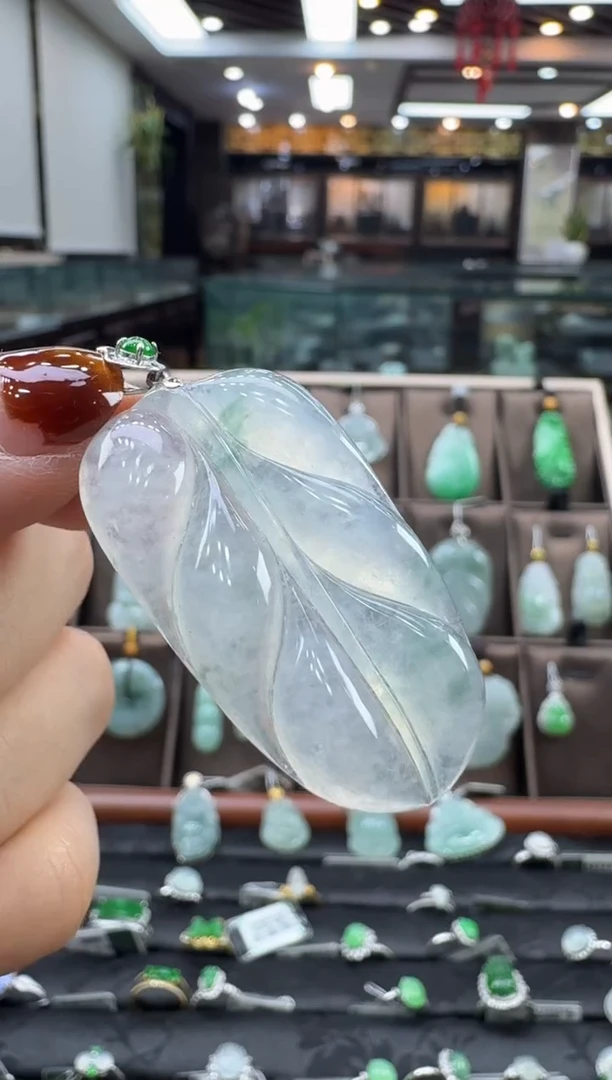 颈饰18K金镶嵌翡翠大*?叶子