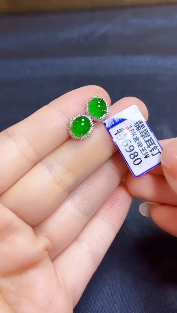 颈饰18K金镶嵌翡翠耳钉