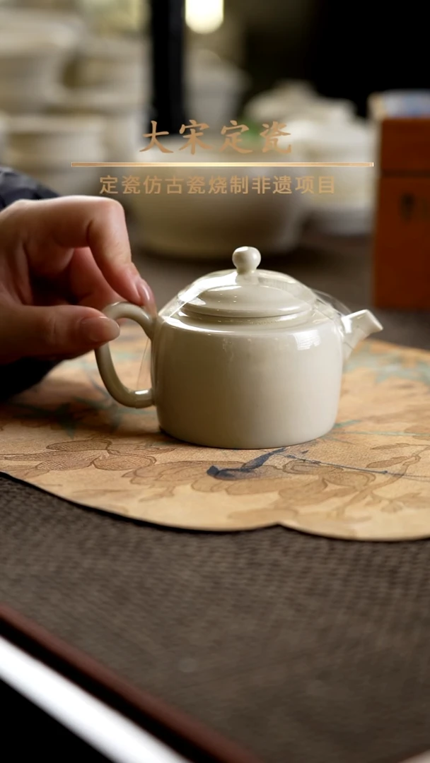 微瑕 德钟壶 轻微着色 矿点 积釉