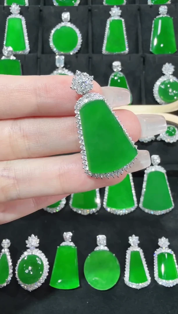 颈饰18K金镶嵌翡翠无事牌天然A货翡翠72h鉴赏期