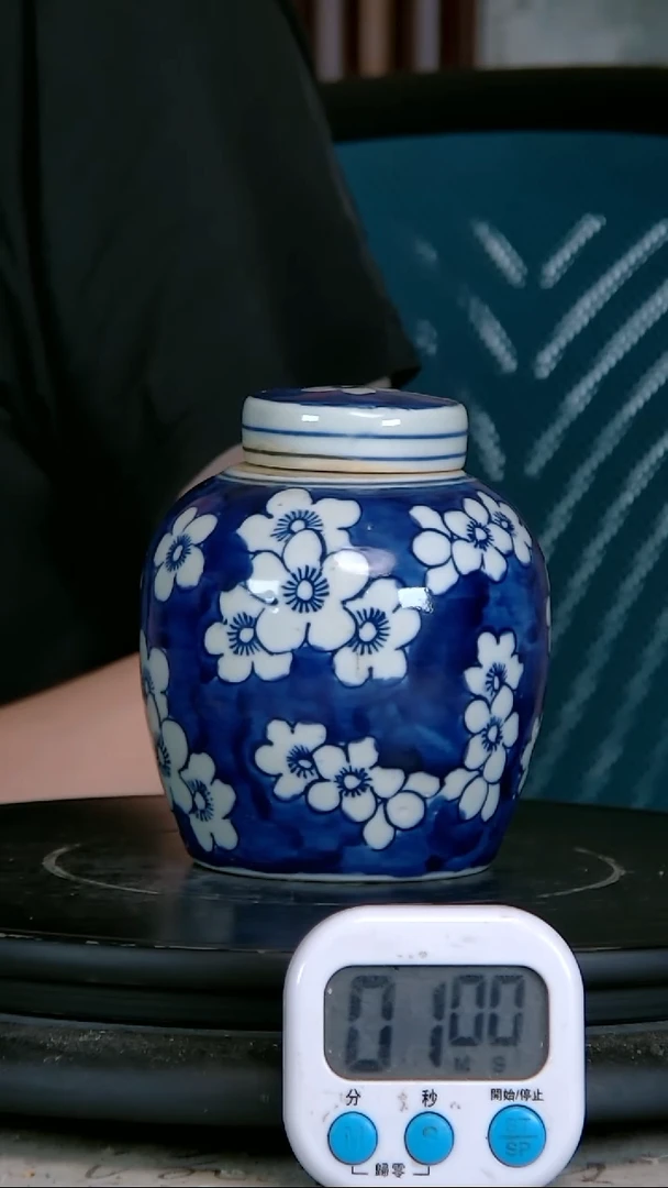 东**起青花精绘花卉图罐