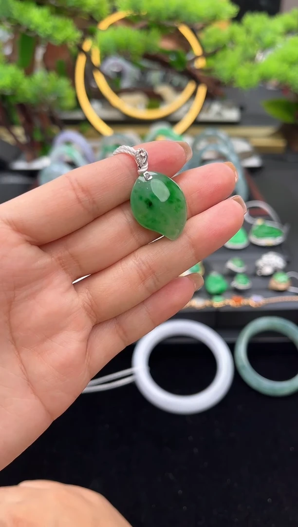 颈饰18K金镶嵌翡翠吊坠