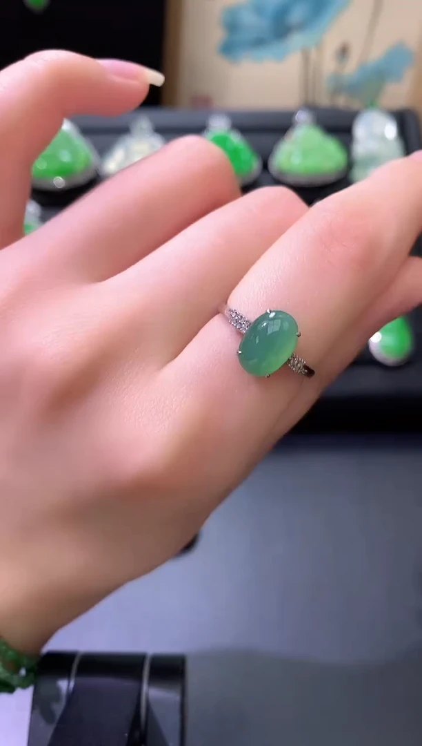 18K金镶嵌戒指翡翠蛋面