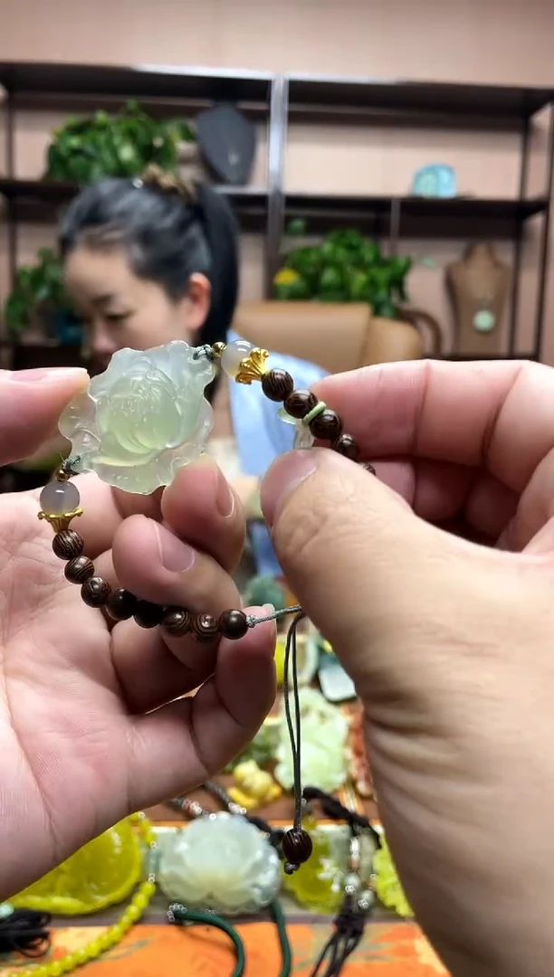 未镶嵌岫玉颈饰多样性发货发其中之一