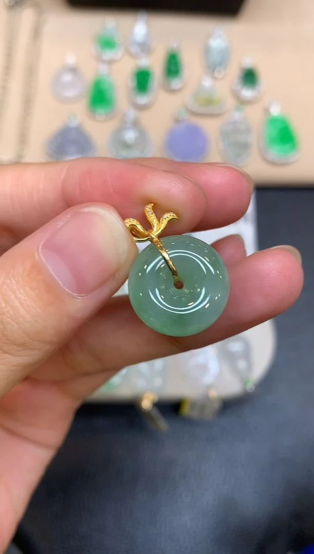 颈饰18K金镶嵌翡翠看