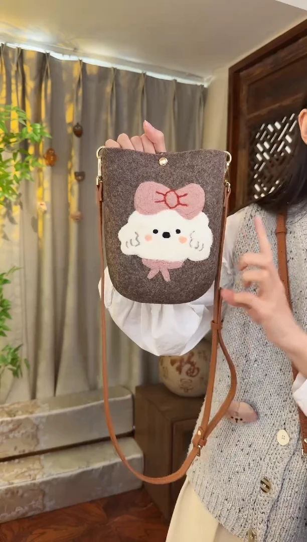 羊毛非遗羊毛毡包 手机包小狗