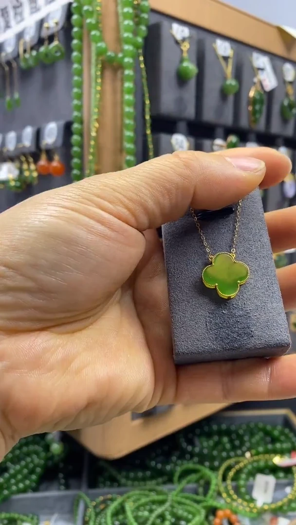 颈饰18K金镶嵌和田玉吊坠