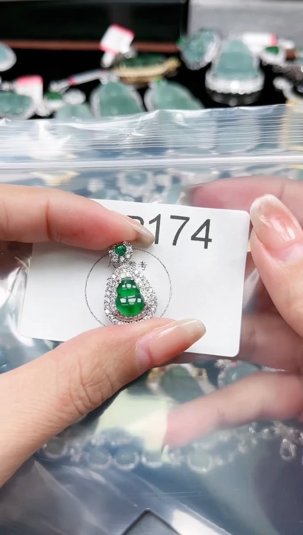 【闪购商品】翡翠颈饰未镶嵌174赠皮绳