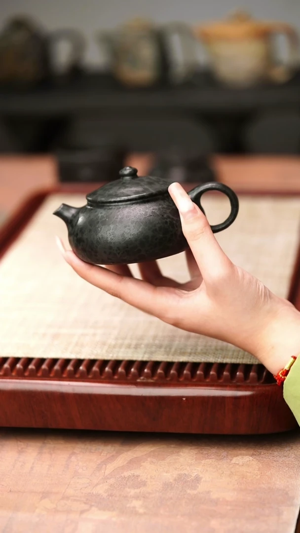 中式归玉堂冰碛岩重工雕刻黑豹寒江壶