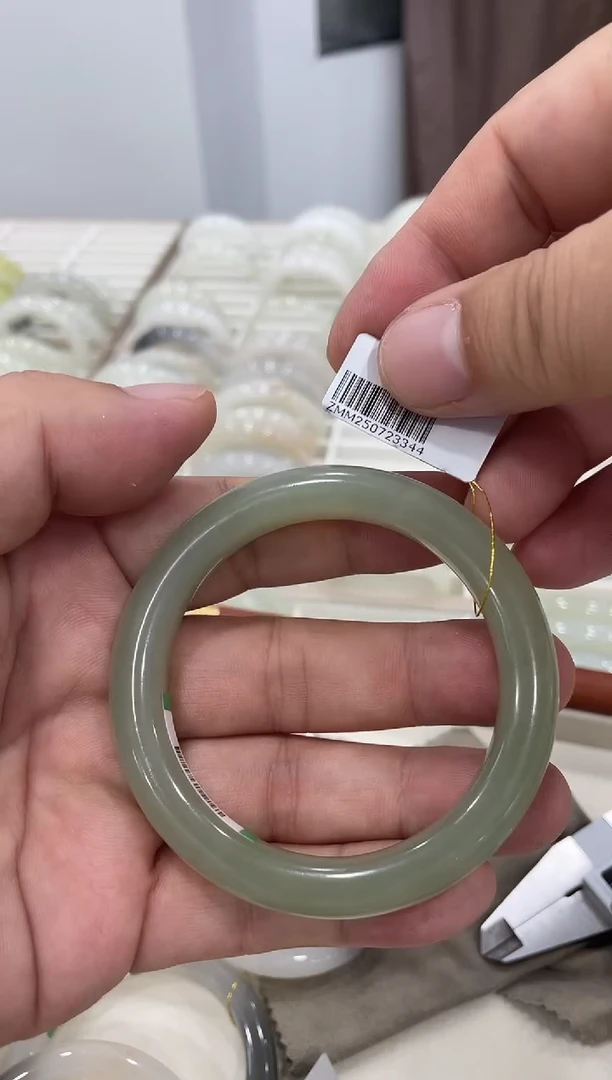 未镶嵌手镯和田玉55-56圈口 3344