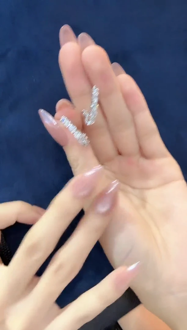 18K金镶嵌实验室培育钻石耳饰@@耳圈白圆形U形九钻+