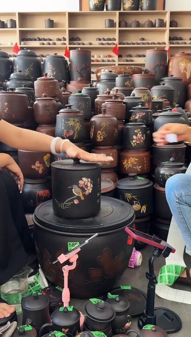 瑕疵茶叶罐  590  彩填小八饼