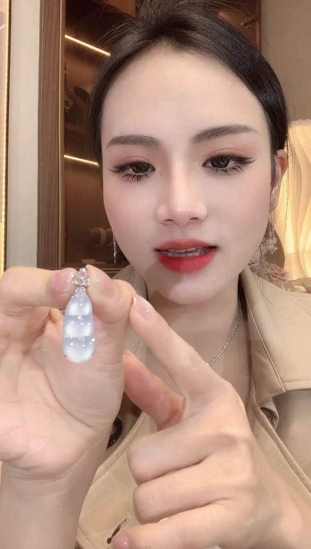 【闪购商品】翡翠吊坠(不含链)18K金镶嵌C18 多样性发货一件