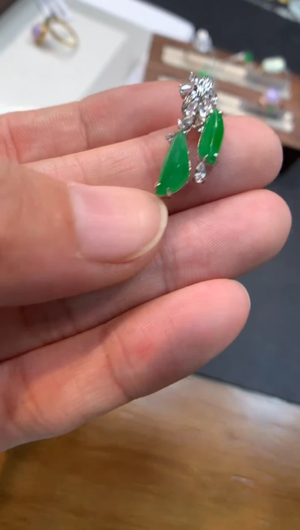 翡翠18K金镶嵌颈饰随形