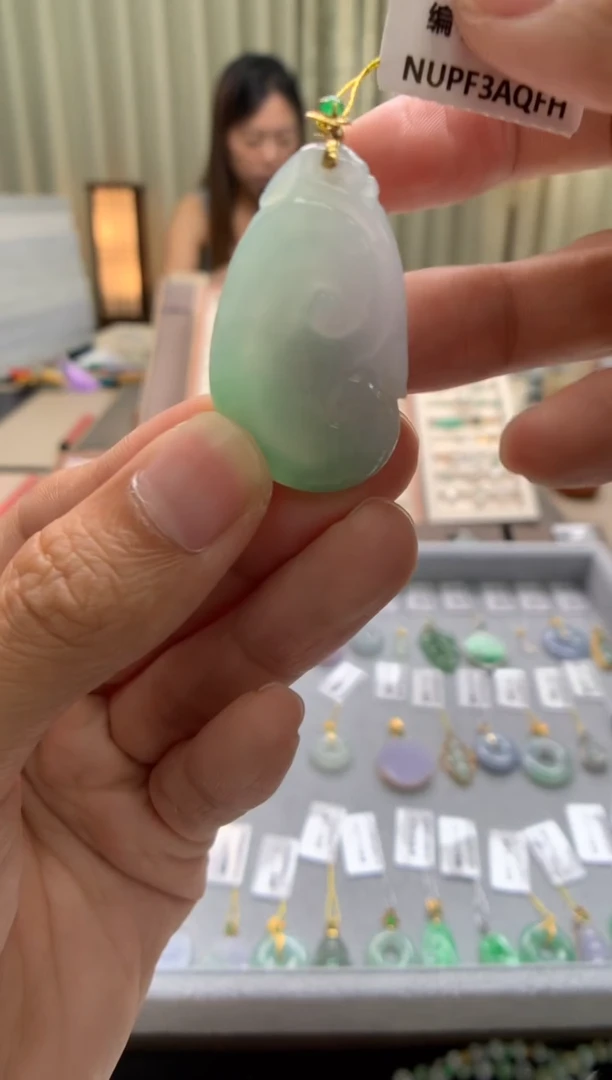 翡翠18K金镶嵌颈饰如意